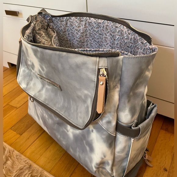 PETUNIA PICKLE BOTTOM BAG!! LIKE NEW - Picture 3 of 6